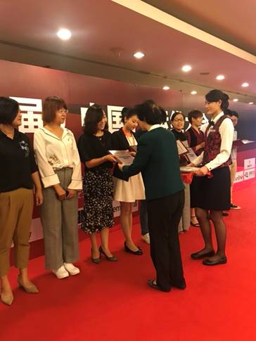 图片包含 小地毯, 家具, 天花板, 人员

已生成极高可信度的说明