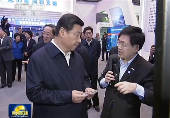 9月30日上午，浪潮集团高级副总裁王恩东向总书记介绍浪潮研发的处理器协同芯片。